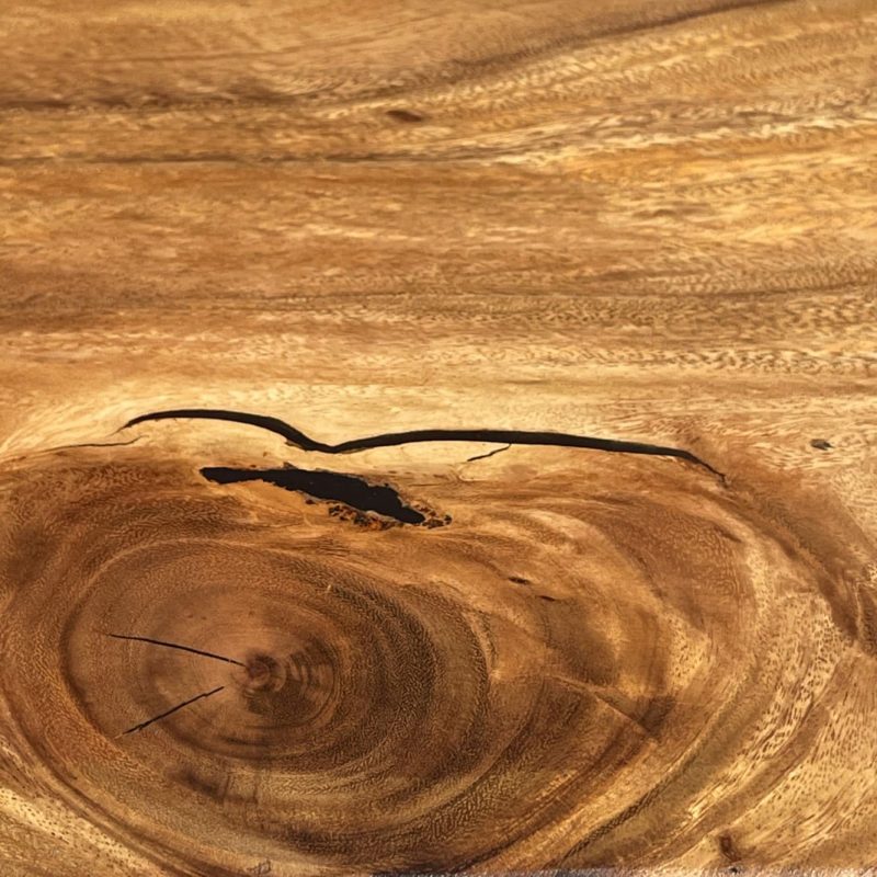 Couchtisch Wohnzimmertisch Massivholz echte Baumkante Baumstamm Tisch Suar Akazienholz mit Kufengestell Schwarz Maserung Epoxidharz