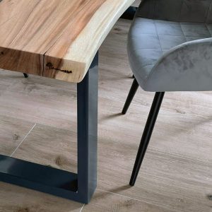 Baumstamm Tisch Kundenauftrag Sumatra-Design Tischplatte Maja mit RAL 7016 Anthrazit-Tischgestellen Detail