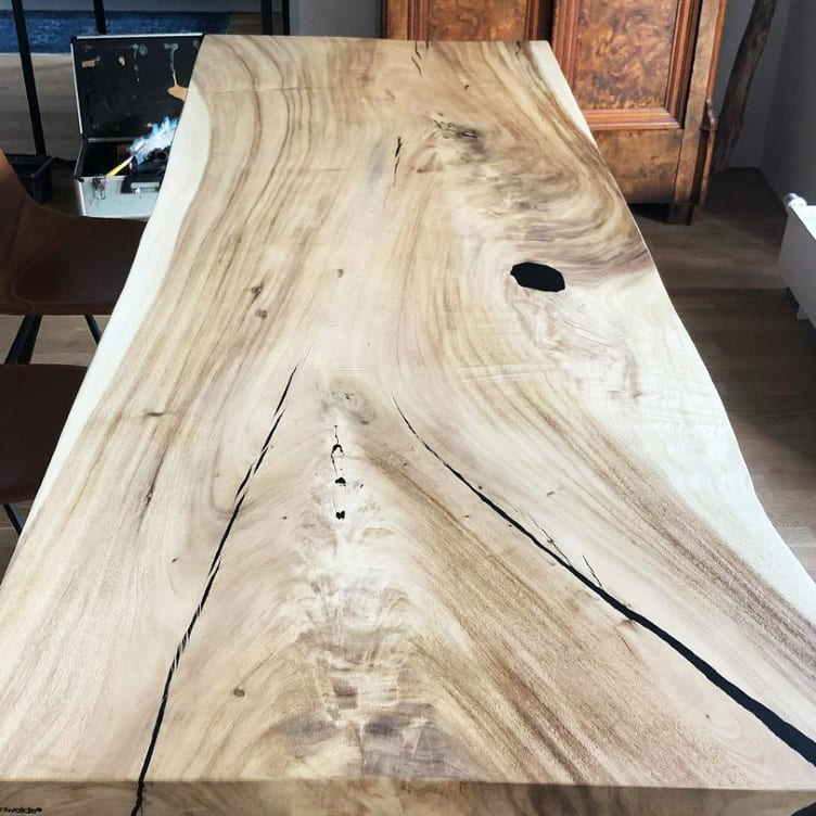 Baumstamm Tisch mit Keflavik aufgehellte Ölung und Veredelung aus Massivholz Suar Akazie Unikat Maserung Nahaufnahme