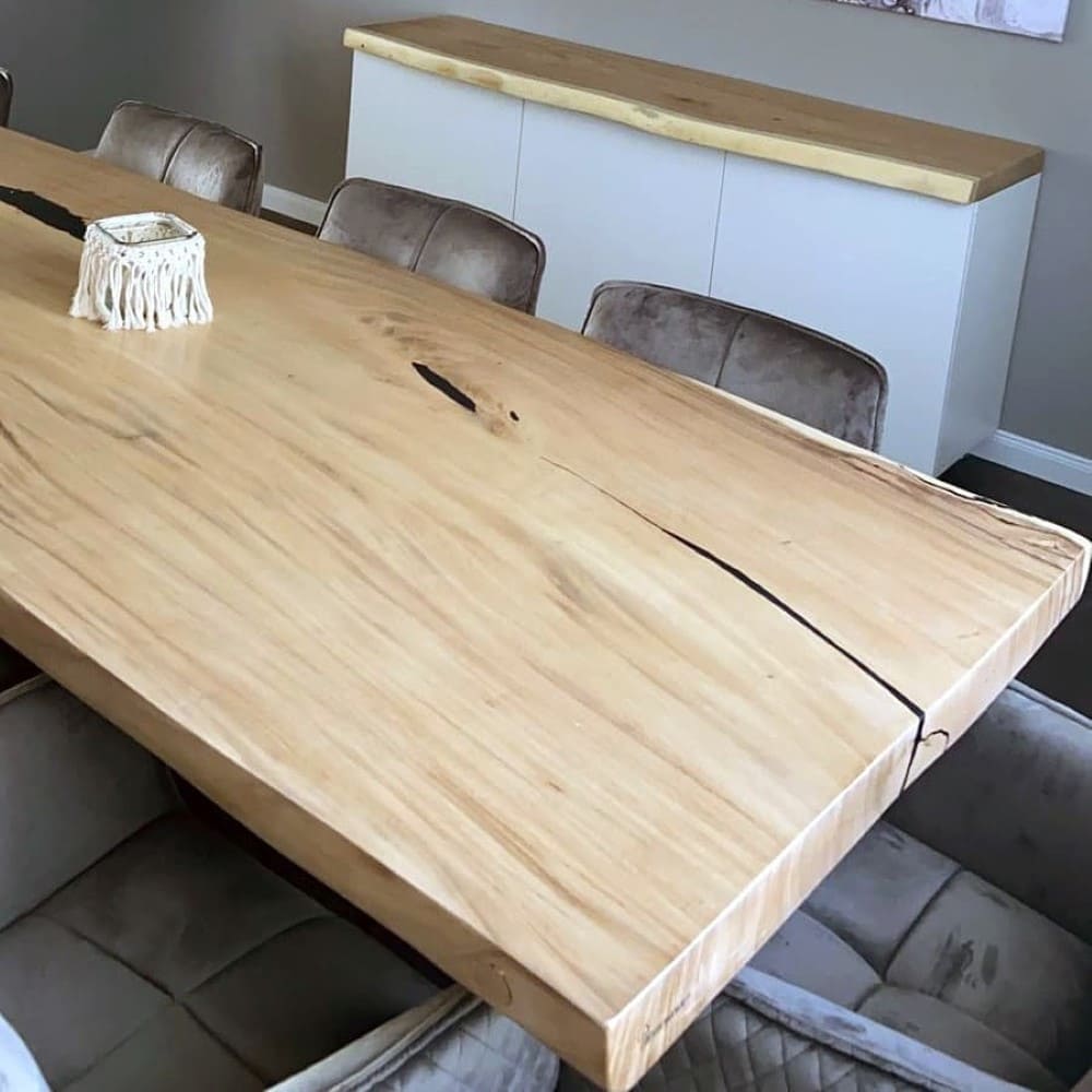 Baumstamm Tisch mit Keflavik aufgehellte Ölung und Veredelung aus Massivholz Suar Akazie Unikat Maserung mit Stühlen ehrenwalde®