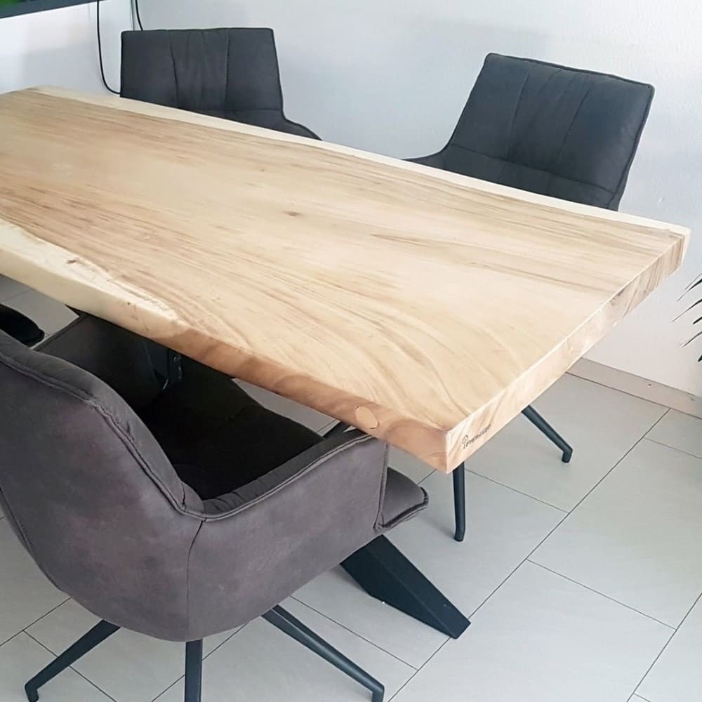 Baumstamm Tisch mit Keflavik aufgehellte Ölung und Veredelung aus Massivholz Suar Akazie Unikat Maserung mit schwarzem Tischgestell
