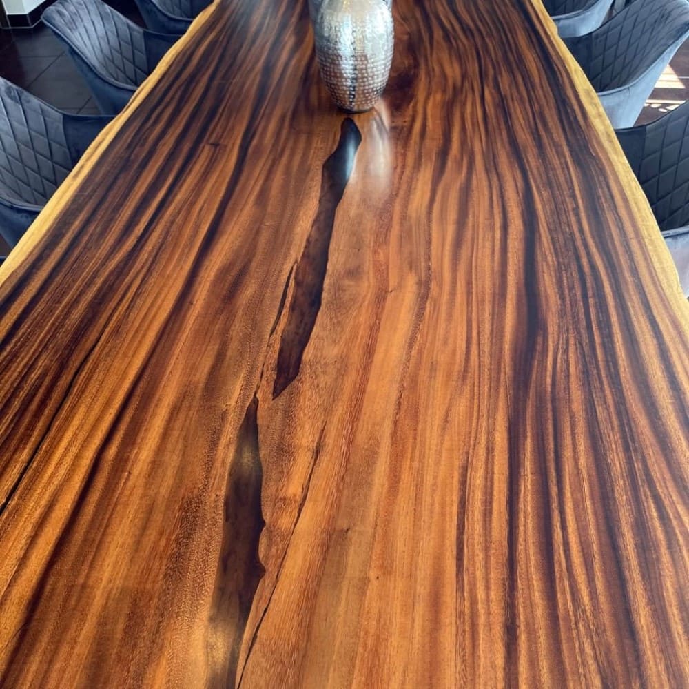 Baumstamm Tisch mit Nairobi dunkler Ölung und Veredelung aus Massivholz Suar Akazie Unikat Maserung und Epoxidharz