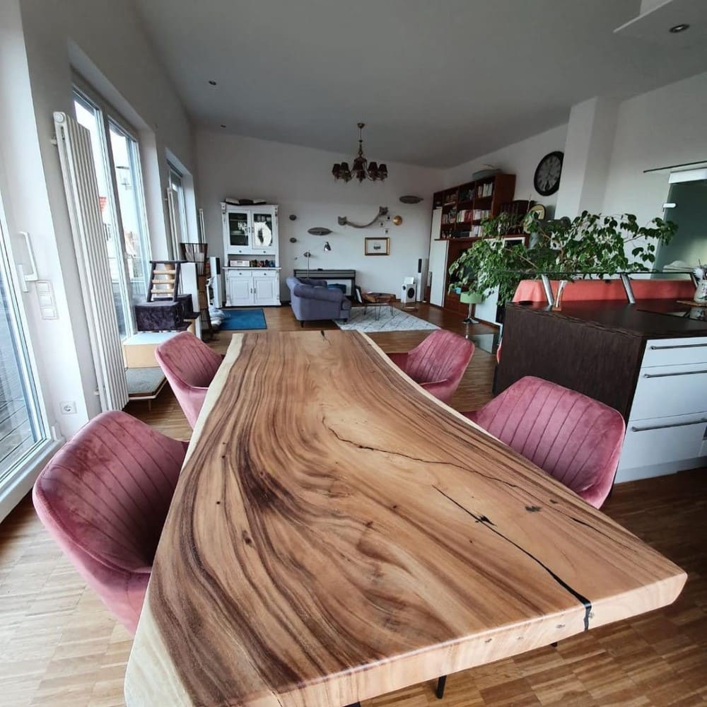 Baumstamm Tisch mit Sumatra natürlicher Ölung und Veredelung aus Massivholz Suar Akazie Unikat Maserung Kundenfoto ehrenwalde®