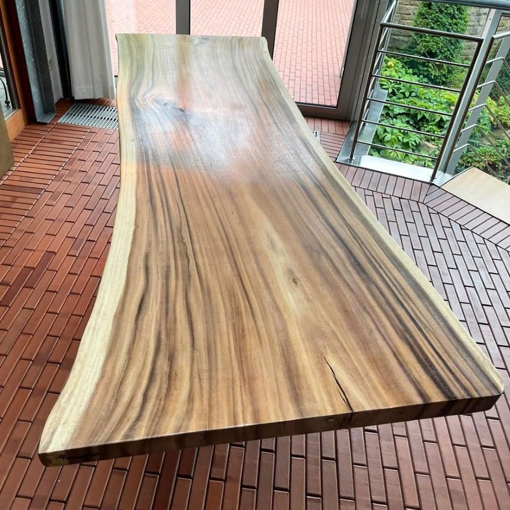Baumstamm Tisch mit Sumatra natürlicher Ölung und Veredelung aus Massivholz Suar Akazie Unikat Maserung im Wintergarten