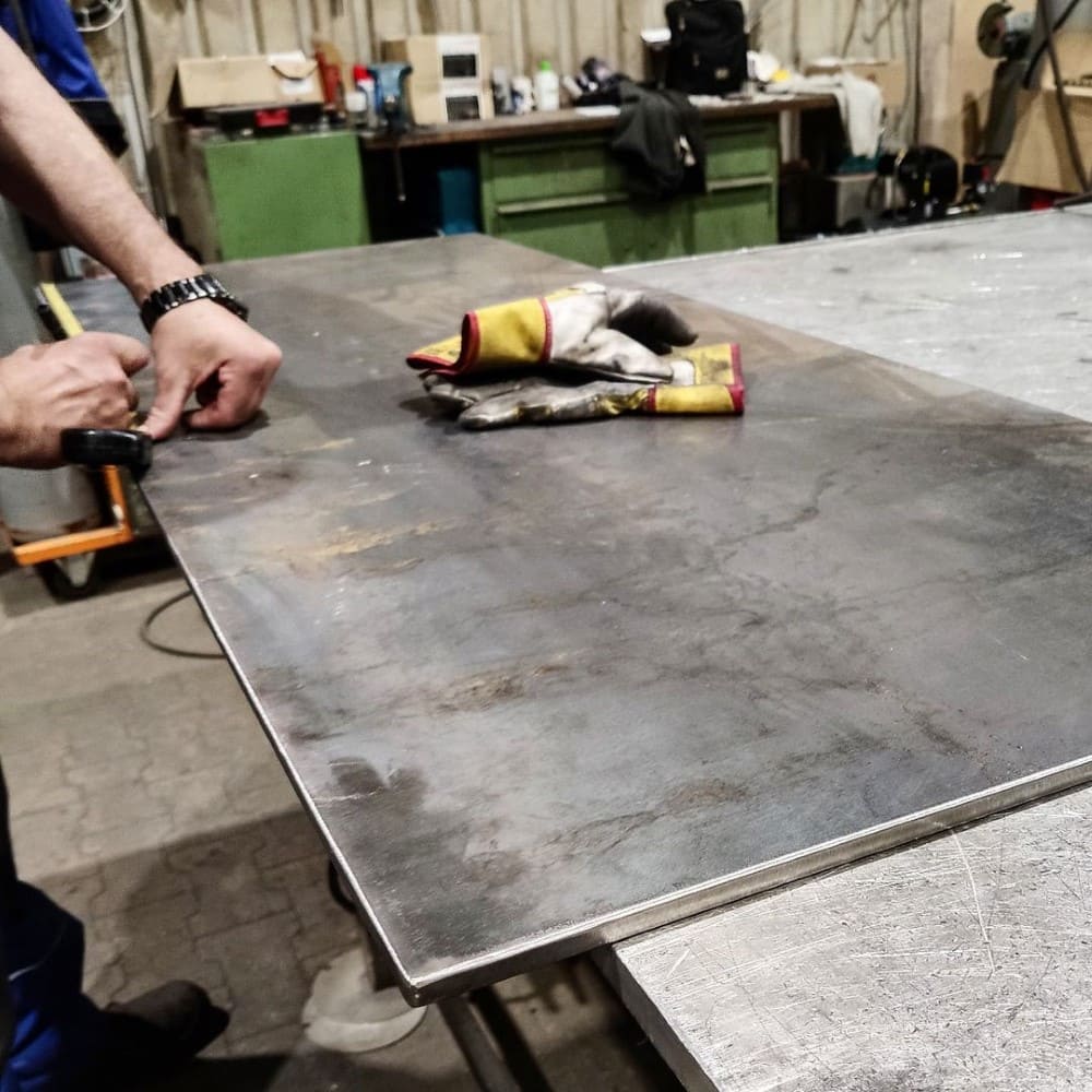 Massive Platte für Tischgestell aus Stahl Schweißerarbeiten handarbeit