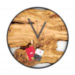Olivenholz Wanduhr Cosmos aus Holz-Baumscheibe Anthrazit Ring und Zeiger mit Karte