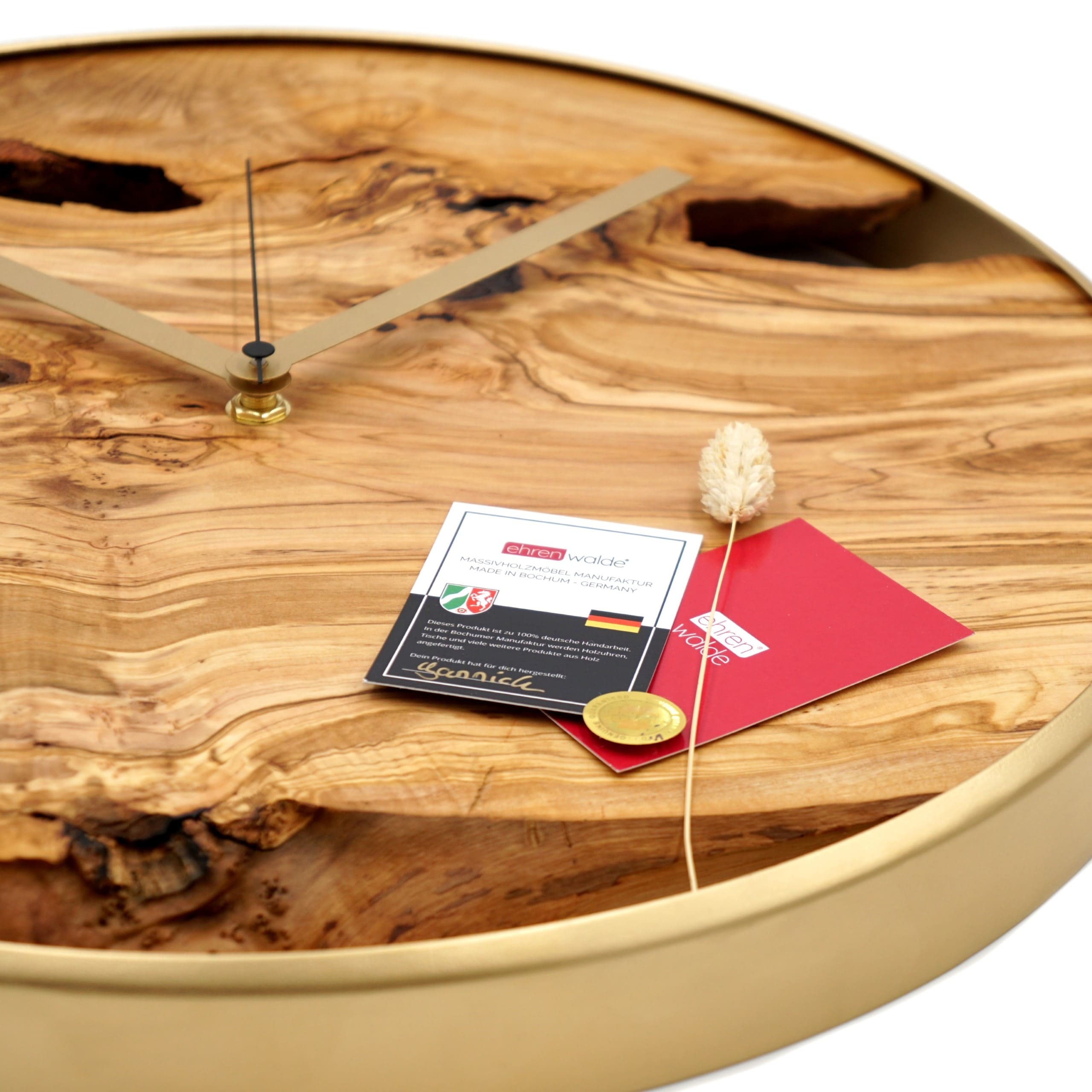 Olivenholz Wanduhr Cosmos aus Holz-Baumscheibe Gold Ring und Zeiger mit Karte Detail