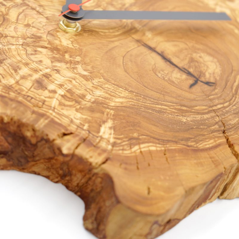 Olivenholz Wanduhr aus Massivholz mit Anthrazit-Zeigern und lautlosem Uhrwerk Atmos Detail Holz