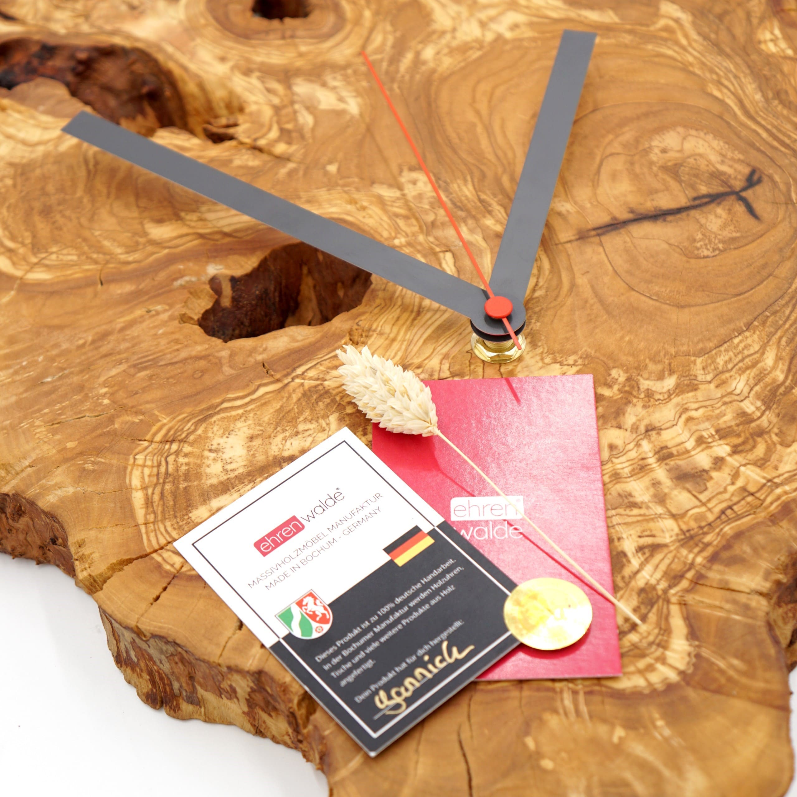 Olivenholz Wanduhr aus Massivholz mit Anthrazit-Zeigern und lautlosem Uhrwerk Atmos Detail mit Karte