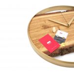 Wanduhr Eiche Holz mit Metallring als Wanddeko Gold Detailansicht mit Karte