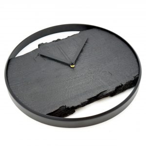 Wanduhr aus Eiche 'Nero' schwarz mit Metallring, lautlosem Uhrwerk modern Black-Edition Black Seitlich