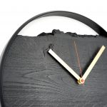 Wanduhr aus Eiche 'Nero' schwarz mit Metallring, lautlosem Uhrwerk modern Black-Edition mit rotem Sekundenzeiger Detail