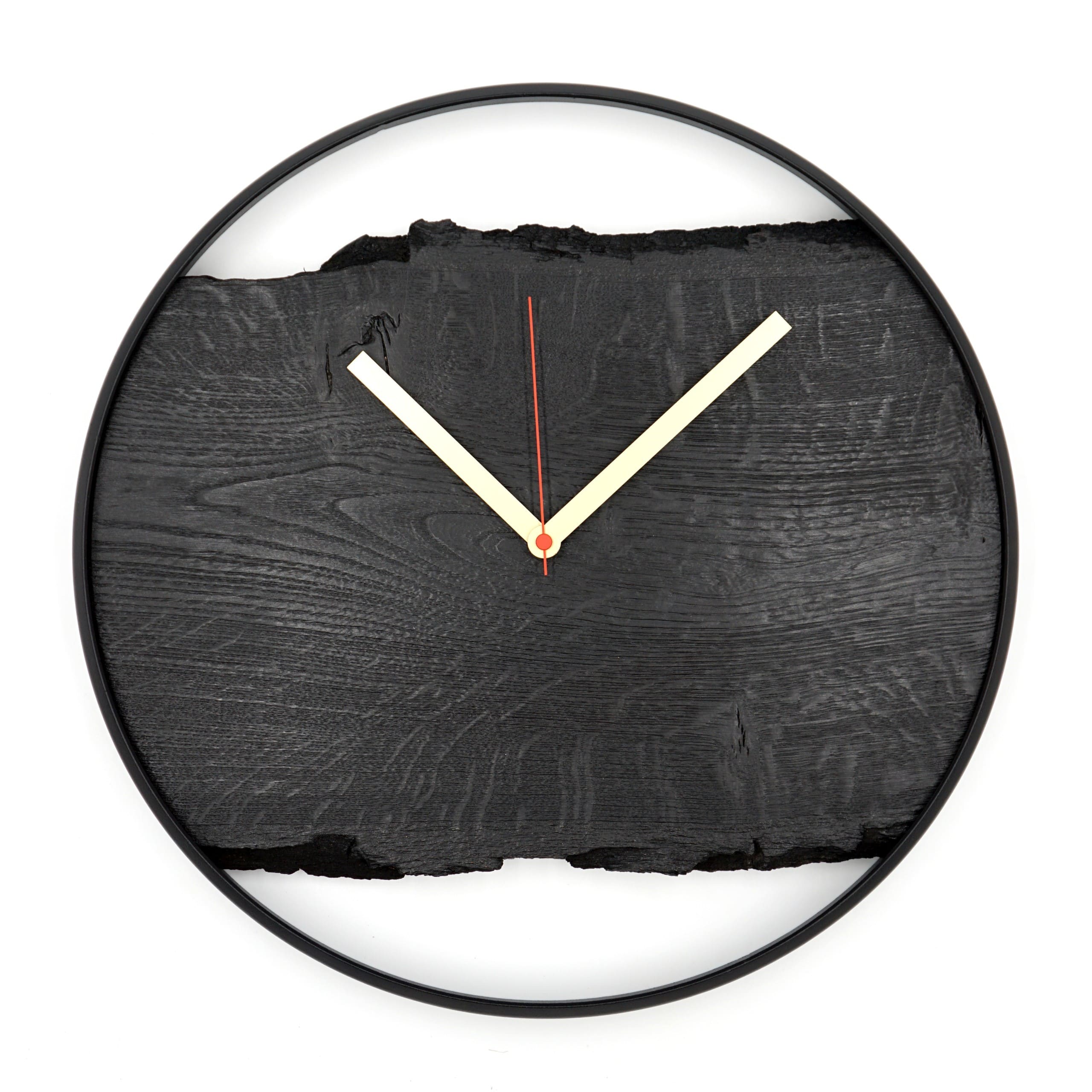 Wanduhr aus Eiche 'Nero' schwarz mit Metallring, lautlosem Uhrwerk modern Black-Edition mit rotem Sekundenzeiger Draufsicht