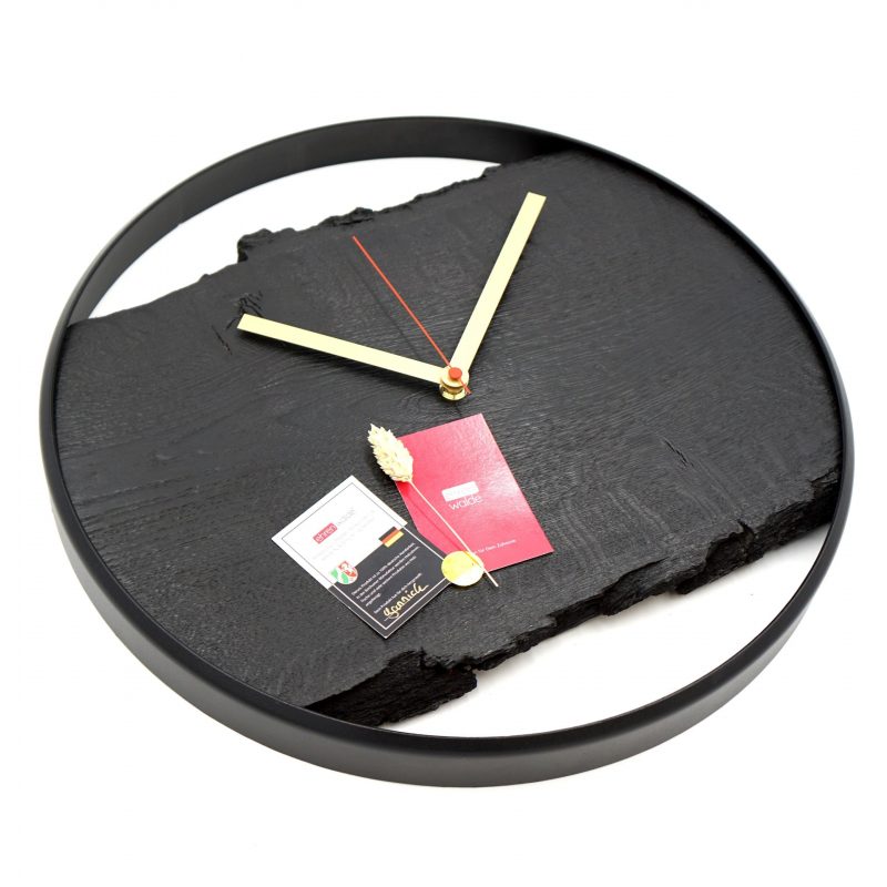 Wanduhr aus Eiche 'Nero' schwarz mit Metallring, lautlosem Uhrwerk modern Black-Edition mit rotem Sekundenzeiger mit Karte