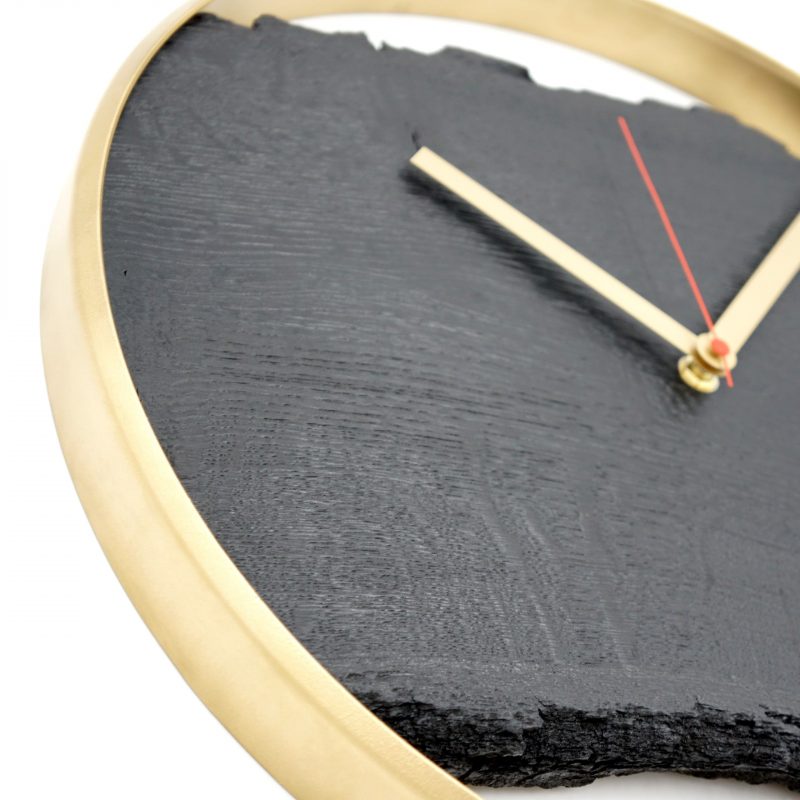 Wanduhr aus Eiche 'Nero' schwarz mit Metallring, lautlosem Uhrwerk modern Gold-Edition mit rotem Sekundenzeiger Detail 2