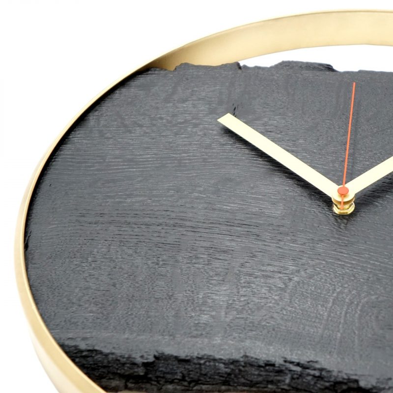 Wanduhr aus Eiche 'Nero' schwarz mit Metallring, lautlosem Uhrwerk modern Gold-Edition mit rotem Sekundenzeiger Detail