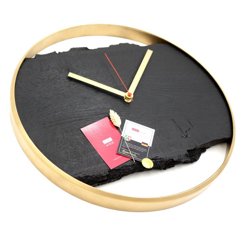 Wanduhr aus Eiche 'Nero' schwarz mit Metallring, lautlosem Uhrwerk modern Gold-Edition mit rotem Sekundenzeiger Draufsicht mit Karte