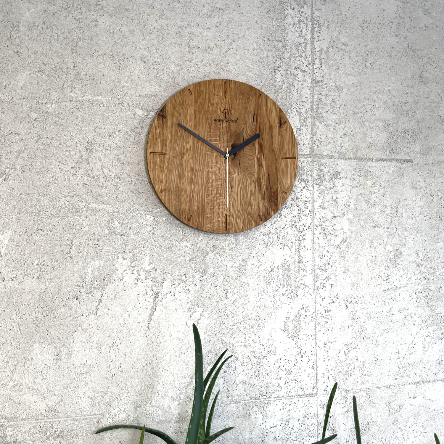 Eiche Wanduhr Massivholz Ø32 cm Handmade als Wanddeko 'Freya' Designeruhr modern & minimalistisch mit Ziffernblatt und lautlosem Uhrwerk Weit
