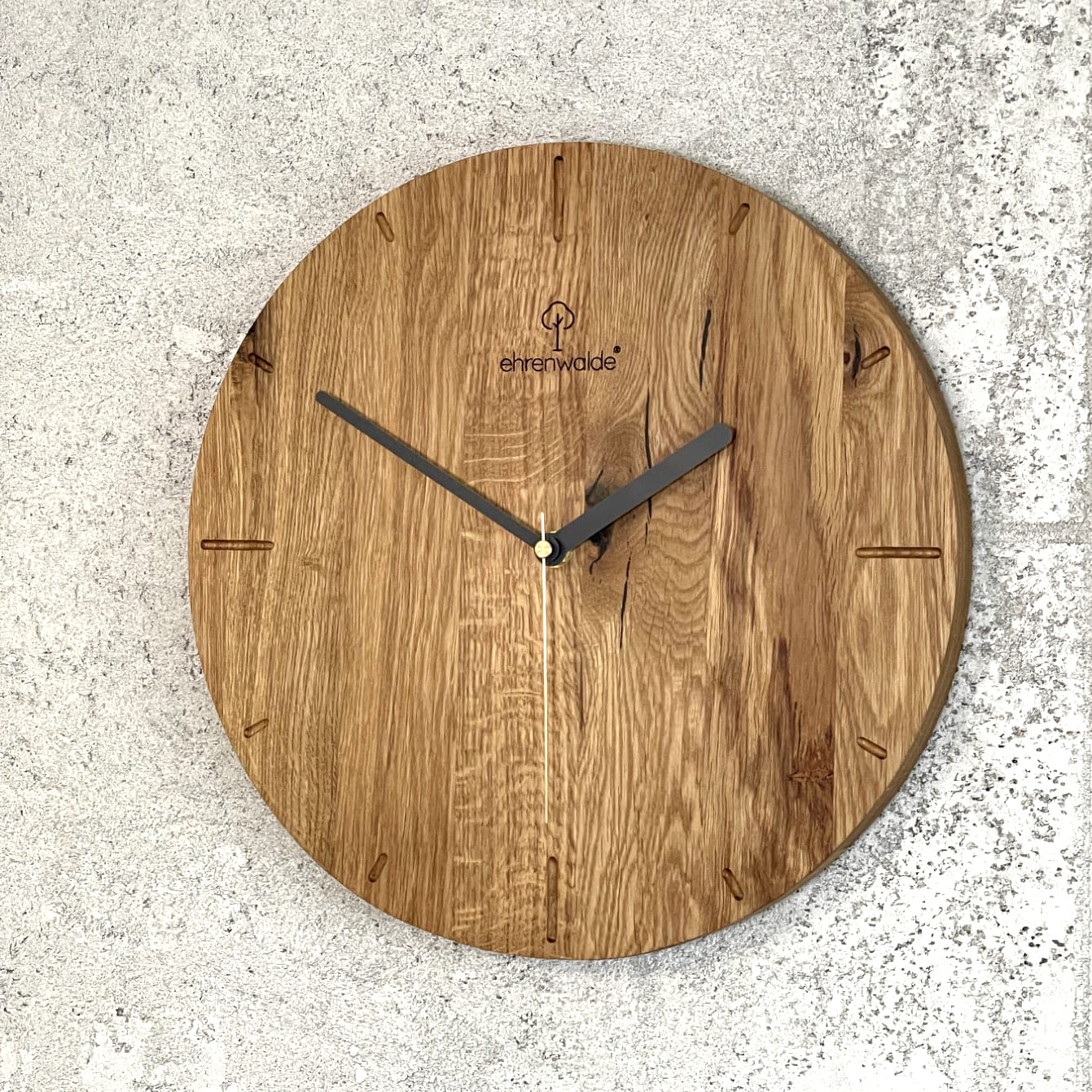 Eiche Wanduhr Massivholz Ø32 cm Handmade als Wanddeko 'Freya' Designeruhr modern & minimalistisch mit Ziffernblatt und lautlosem Uhrwerk