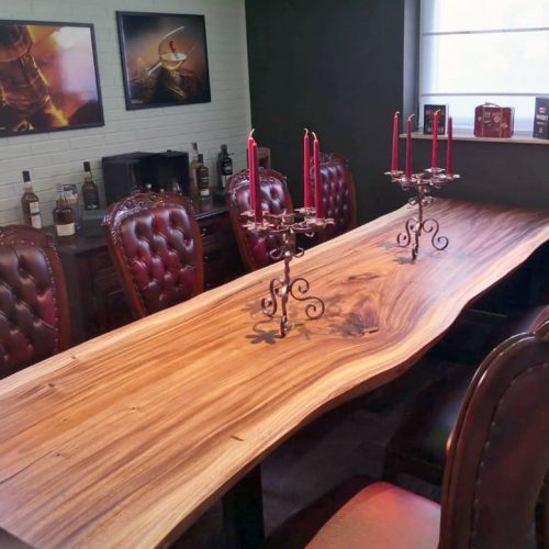 Baumstamm Tisch Esstisch Dresden Whiskeyverkostung Kundenfoto mit roten Stühlen