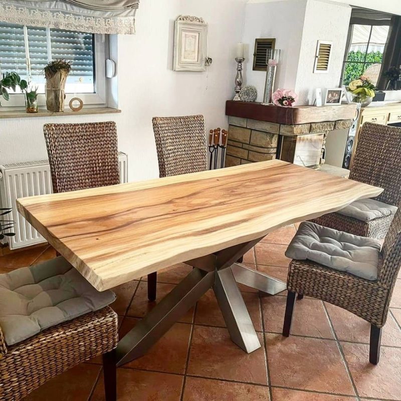 Baumstamm Tisch mit Keflavik aufgehellte Ölung und Veredelung aus Massivholz Suar Akazie Unikat Maserung mit Edelstahl Tischgestell