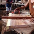 Erste Bearbeitung der Tischplatten vor Ort in Asien Manufaktur