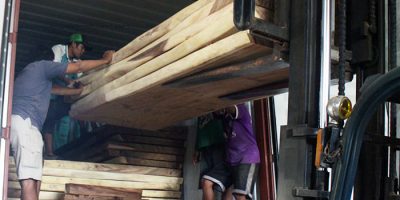 Export und Import der Baumstamm Tischplatten Massivholz von Asien nach Deutschland